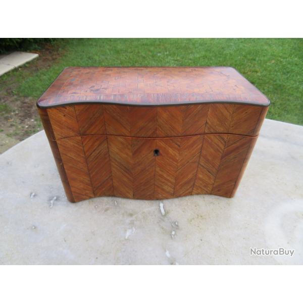 Ancienne grande bo�te/coffret � th� en bois � d�cor de marqueterie de cubes sur le couvercle