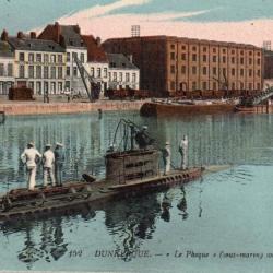 CPA - MARINE DE GUERRE - DUNKERQUE Le Phoque ( sous marin ) sortant de Port  N&deg; 6015