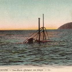 CPA - MARINE DE GUERRE - TOULON - Sous-Marin effectuant une plong&eacute;e N&deg; 6016
