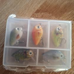 5 petits leurres   dans leur boite