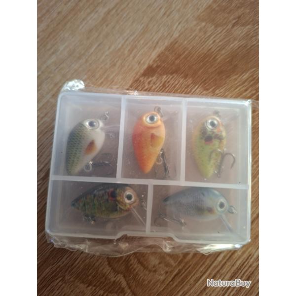 5 petits leurres   dans leur boite