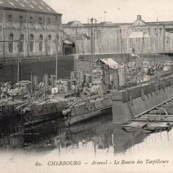 CPA - MARINE DE GUERRE - CHERBOURG - Arsenal - Le bassin des Torpilleur -N&deg;6031