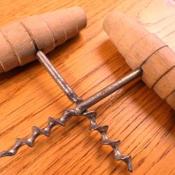 UN LOT DE 2 TIRE-BOUCHONS ANCIENS POUR COLLECTION OU POUR PLACER EN DECO DANS VOTRE CAVE A VINS