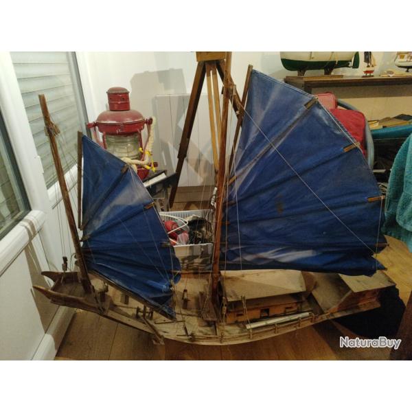 Magnifique Maquette de Jonque Chinoise � voile bleue. Grande taille 120-140cm