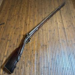 FUSIL JUXTAPOS&Eacute;S A PERCUSSION PLATINE SIGN&Eacute;E ET CROSSE A JOUE EN BOIS SCULPT&Eacute;