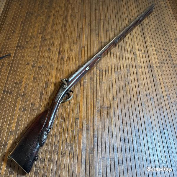 FUSIL JUXTAPOS�S A PERCUSSION PLATINE SIGN�E ET CROSSE A JOUE EN BOIS SCULPT�