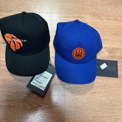 LOT DEUX CASQUETTES BERETTA NOIR ET BLEU