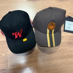 LOT DEUX CASQUETTES  UNE BERETTA ET UNE WINCHESTER