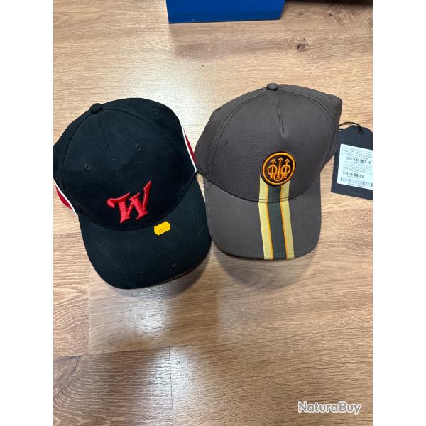 LOT DEUX CASQUETTES  UNE BERETTA ET UNE WINCHESTER