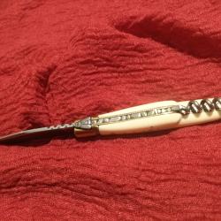 Couteau laguiole hors concours , quelques petites traces d'oxydation sur la lame d'o&ugrave; le prix  bas .