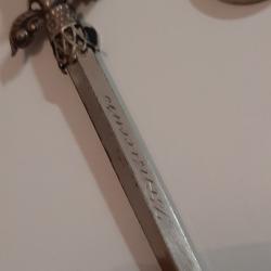 Dague coupe papier &agrave; monture en argent. La grav&eacute;e "souvenirs". Garde qui repr&eacute;sente Jeanne d'Arc