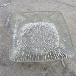Cendrier vintage en verre press&eacute; moul&eacute; de forme carr&eacute; &agrave; d&eacute;cor en relief - FRANCE (Vers 1960-70)