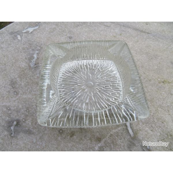 Cendrier vintage en verre press� moul� de forme carr� � d�cor en relief - FRANCE (Vers 1960-70)