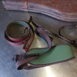 Lot de bretelles et etuis pour fusil et carabine