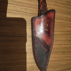 Utilitaire en acier carbone avec &eacute;tui naturel de Ga&euml;tan Thomas, artisan coutelier.