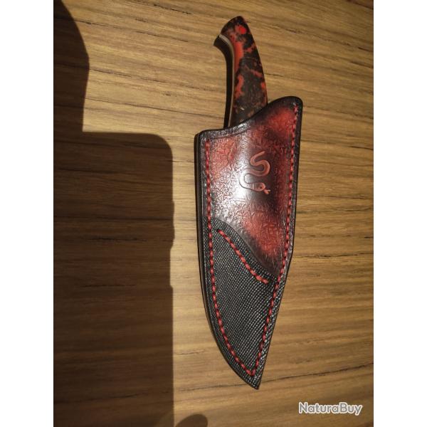 Utilitaire en acier carbone avec �tui naturel de Ga�tan Thomas, artisan coutelier.