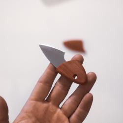 Petit couteau porte-cl&eacute;s discret - Compact