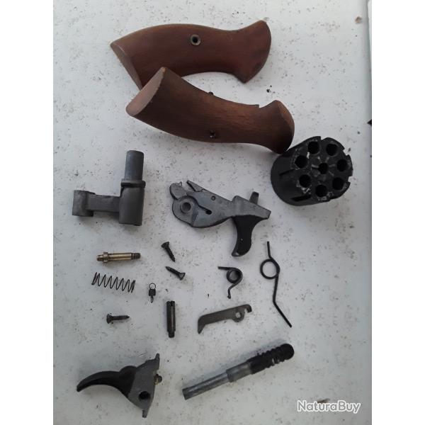 Lot de pieces revolver made in italy cal.6mm a blanc