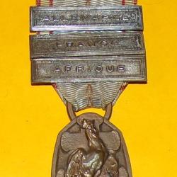 MEDAILLE GUERRE 1939-1945 AVEC AGRAPHES ALEMAGNE-FRANCE-AFRIQUE  , REPUBLIQUE FRANCAISE ,  BON ETAT