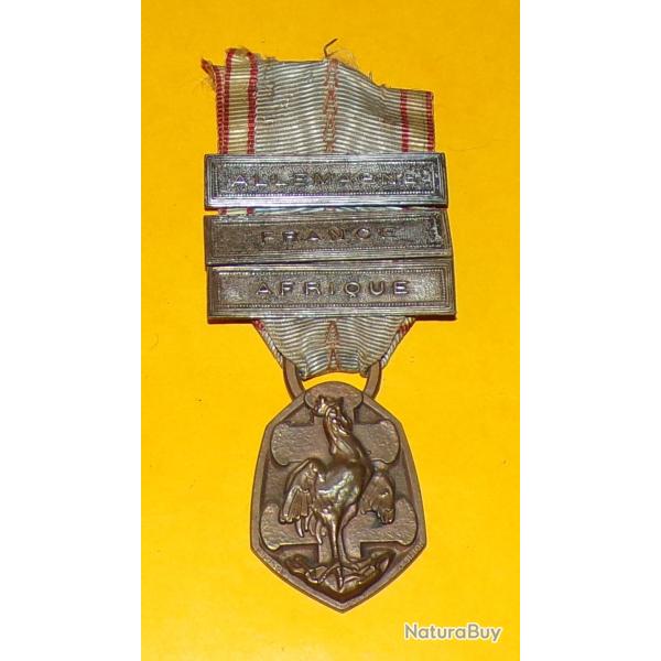 MEDAILLE GUERRE 1939-1945 AVEC AGRAPHES ALEMAGNE-FRANCE-AFRIQUE  , REPUBLIQUE FRANCAISE ,  BON ETAT