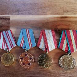 Lot de 4 m&eacute;dailles comm&eacute;moratives authentiques URSS Russie
