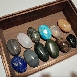 Lot de 12 pierres polies ; lithoth&eacute;rapie