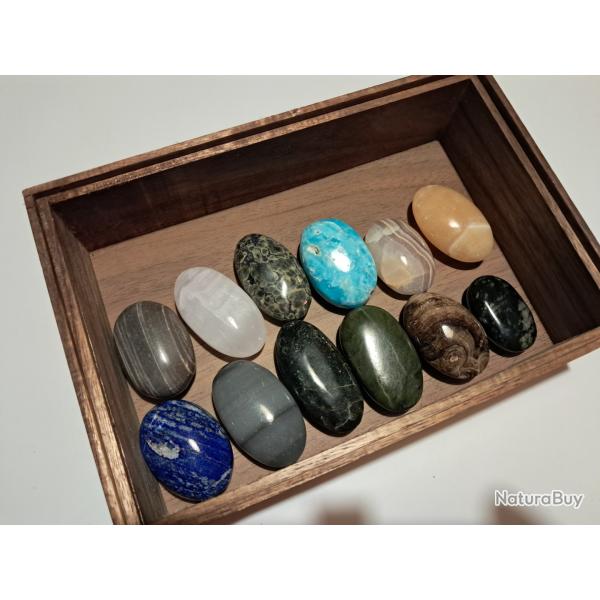 Lot de 12 pierres polies ; lithoth�rapie