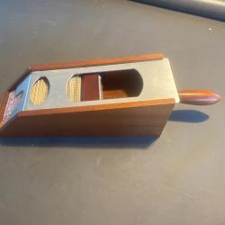 un sabot pour distribuer les cartes bois et m&eacute;tal tr&egrave;s bon &eacute;tat (ma r&eacute;f: 648 &sect;&sect; )