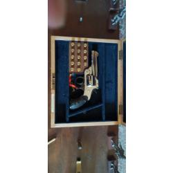 Revolver Smith et Wesson 38 S et W.munition non incluse .pour la photo.