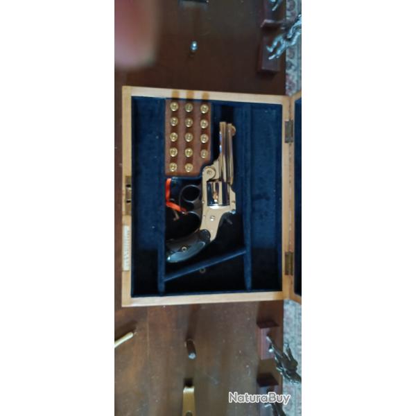 Revolver Smith et Wesson 38 S et W.munition non incluse .pour la photo.