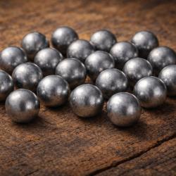 Lot d'au moins 130 balles rondes calibre 54 (0.530)
