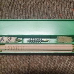 n&eacute;c&eacute;ssaire de nettoyage calibre 20  ( baguette bois + 3 brosses)