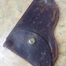 holster &eacute;tui ancien cuir pistolet 6.35 fermeture Bouton Manufrance armes et cycle MF d&eacute;chirure