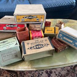 Bo&icirc;te de divers &eacute;l&eacute;ments de rechargement