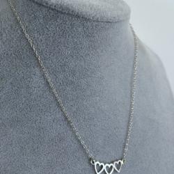 Petit collier neuf en argent - chaine - Triple coeur - Enfant ou adolescente