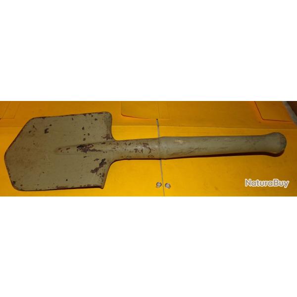OUTIL PELLE MILITAIRE COULEUR SABLE, JE PENSE QUE C'EST UNE PELLE DE L'ARMEE RUSSE A CONFIRMER  , LO