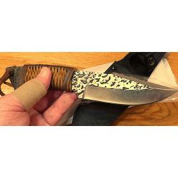 SUPERBE COUTEAU DE CHASSE OU AUTRES FONCTIONS - BRUT DE FORGE - MANCHE EN LANIERES DE CUIR TRESSEES,