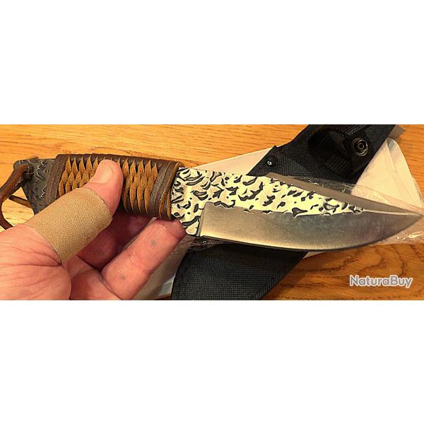 SUPERBE COUTEAU DE CHASSE OU AUTRES FONCTIONS - BRUT DE FORGE - MANCHE EN LANIERES DE CUIR TRESSEES,