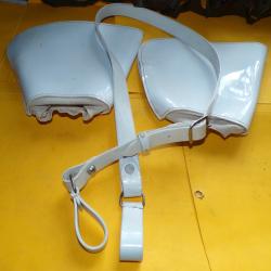 BAUDRIER BLANC AVEC UNE PAIRE DE CRISPINS DES MOTARDS DE LA GENDARMERIE NATIONALE  , BON ETAT VOIR P