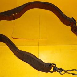 BRETELLE EN CUIR POUR P.M  MAT 49 , LA BRETELLE EN CUIR ETAIT PLUTOT RESERVE A L'ARMEE DE TERRE  ,ET