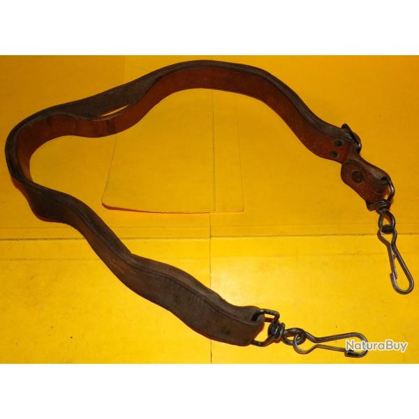 BRETELLE EN CUIR POUR P.M  MAT 49 , LA BRETELLE EN CUIR ETAIT PLUTOT RESERVE A L'ARMEE DE TERRE  ,ET