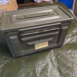 Vends caisse m&eacute;tallique &agrave; cartouches...Frais de port inclus
