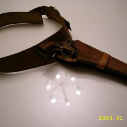 &Eacute;tui  et ceinturon revolver western en cuir