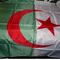 DRAPEAU ALGERIEN  , DIMENSION 150 CM X 90 CM , DEUX OEUILLETS POUR LE SUSPENDRE , ETAT NEUF VOIR PHO