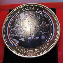 m&eacute;daille coloris&eacute;e "tresor du patrimoine " YALTA  1939-1945 sous capsule sup