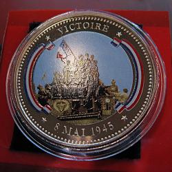 m&eacute;daille coloris&eacute;e "tresor du patrimoine " Victoire  du 8 mai 1945 sous capsule sup