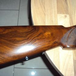 Benelli semi-automatique, cal.12, tr&egrave;s beaux bois, comme neuf.