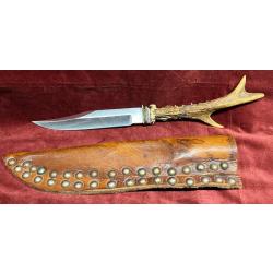 &Eacute;tui &agrave; couteau indien des plaines clout&eacute; avec son couteau type bowie manche bois cerf