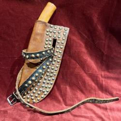 &Eacute;tui &agrave; couteau indien des plaines clout&eacute; avec son couteau et sa ceinture
