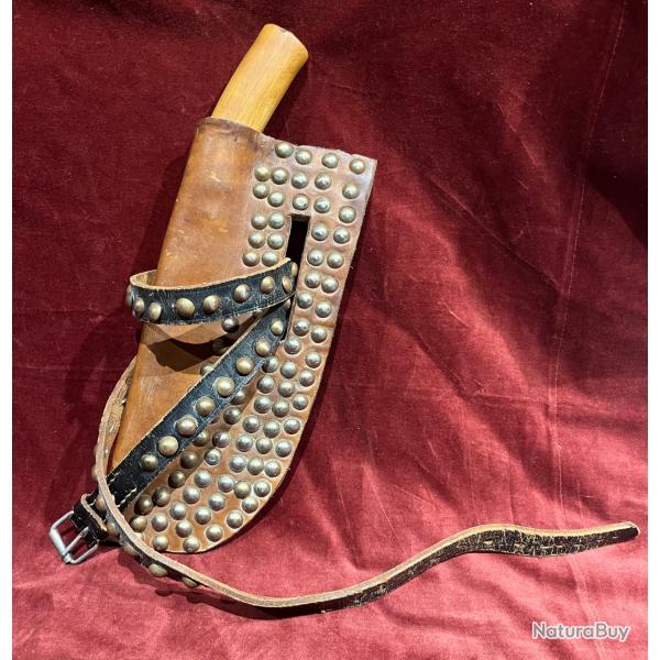 �tui � couteau indien des plaines clout� avec son couteau et sa ceinture